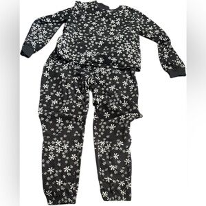 Old Navy Women's Black and White Snowflake Pajama Set